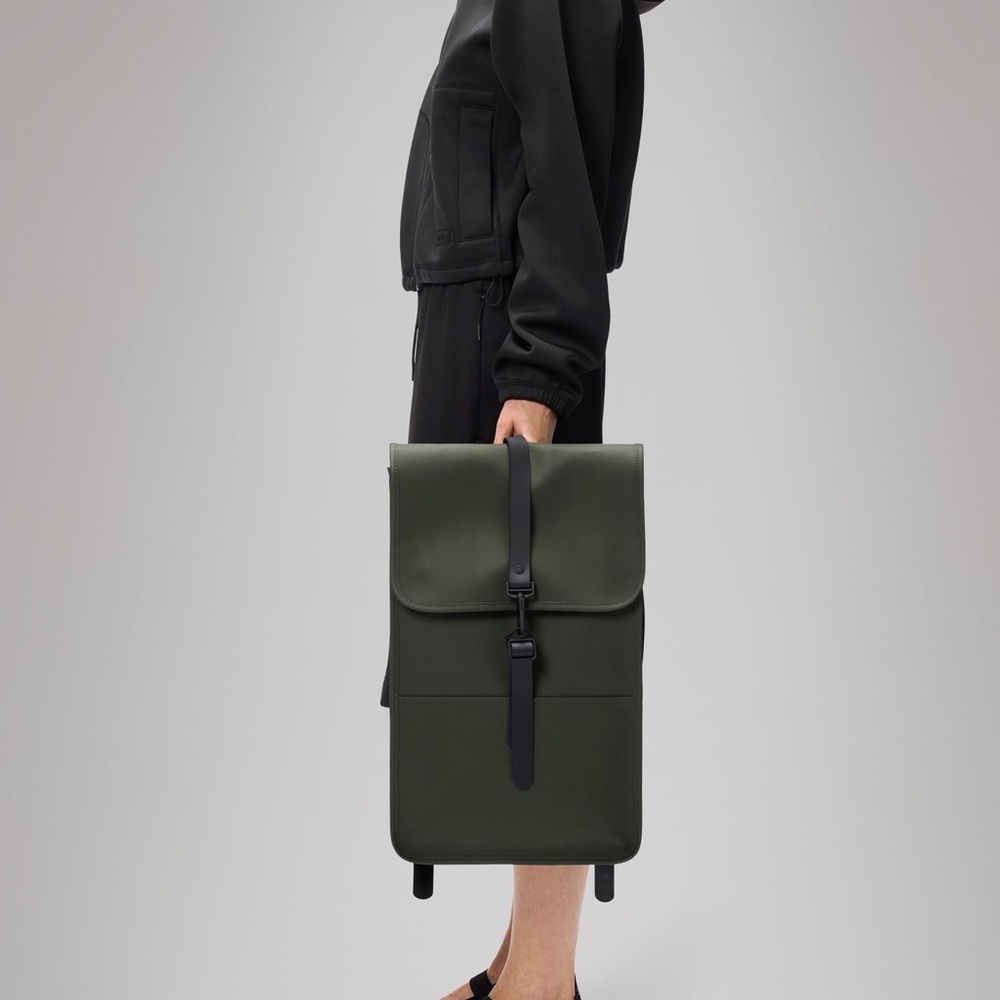 Rains Green Backpack clean and ever-contemporary Silhouette bag - Picture 3 of 11